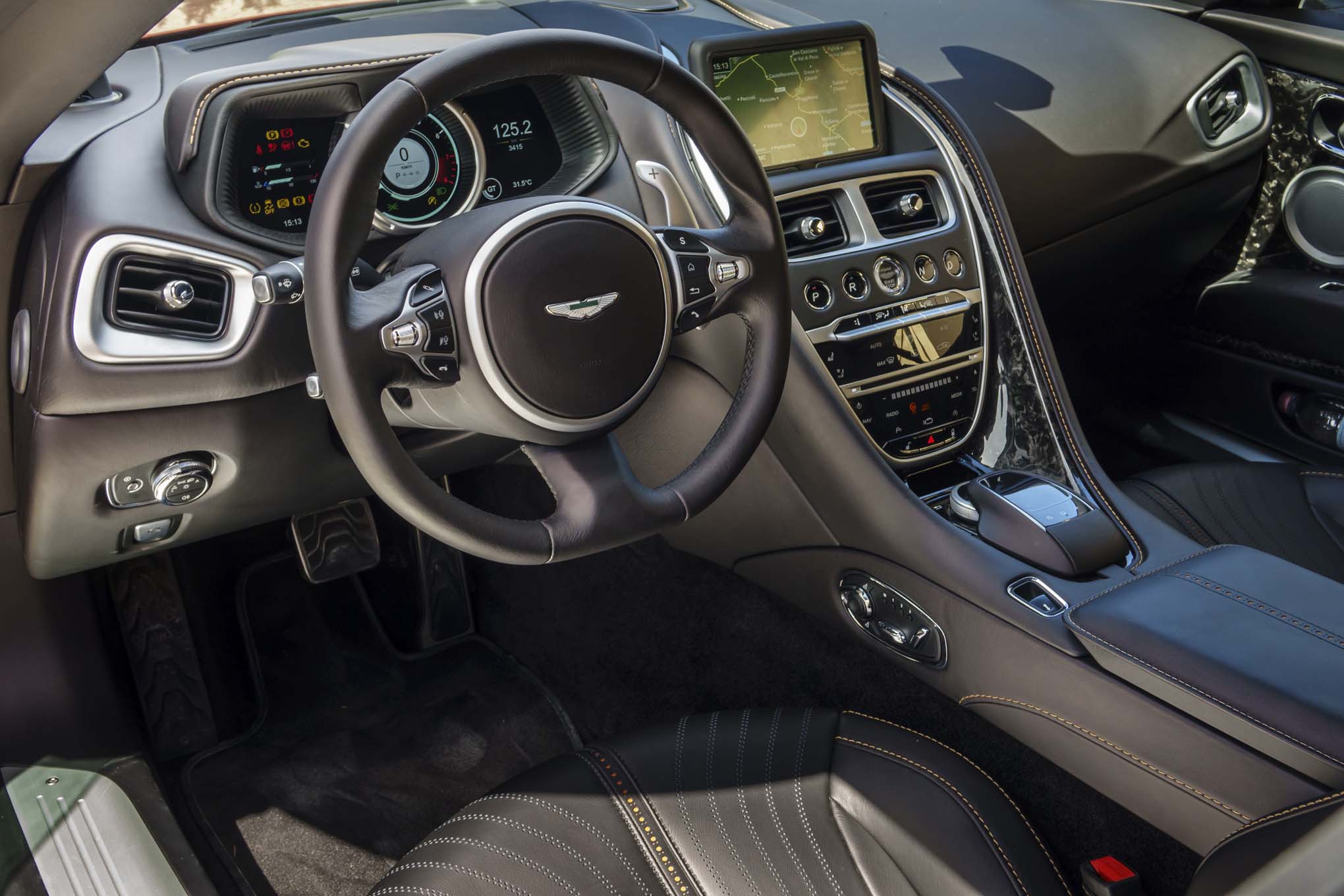 2017-Aston-Martin-DB11-interior-03.jpg